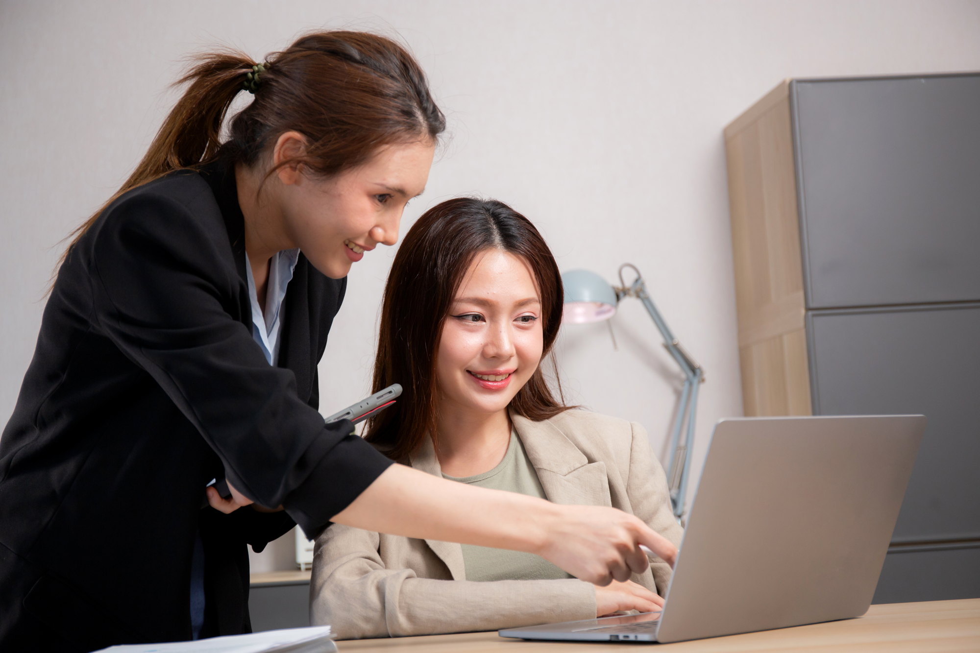 Advisor and client reviewing a group benefits plan at a laptop